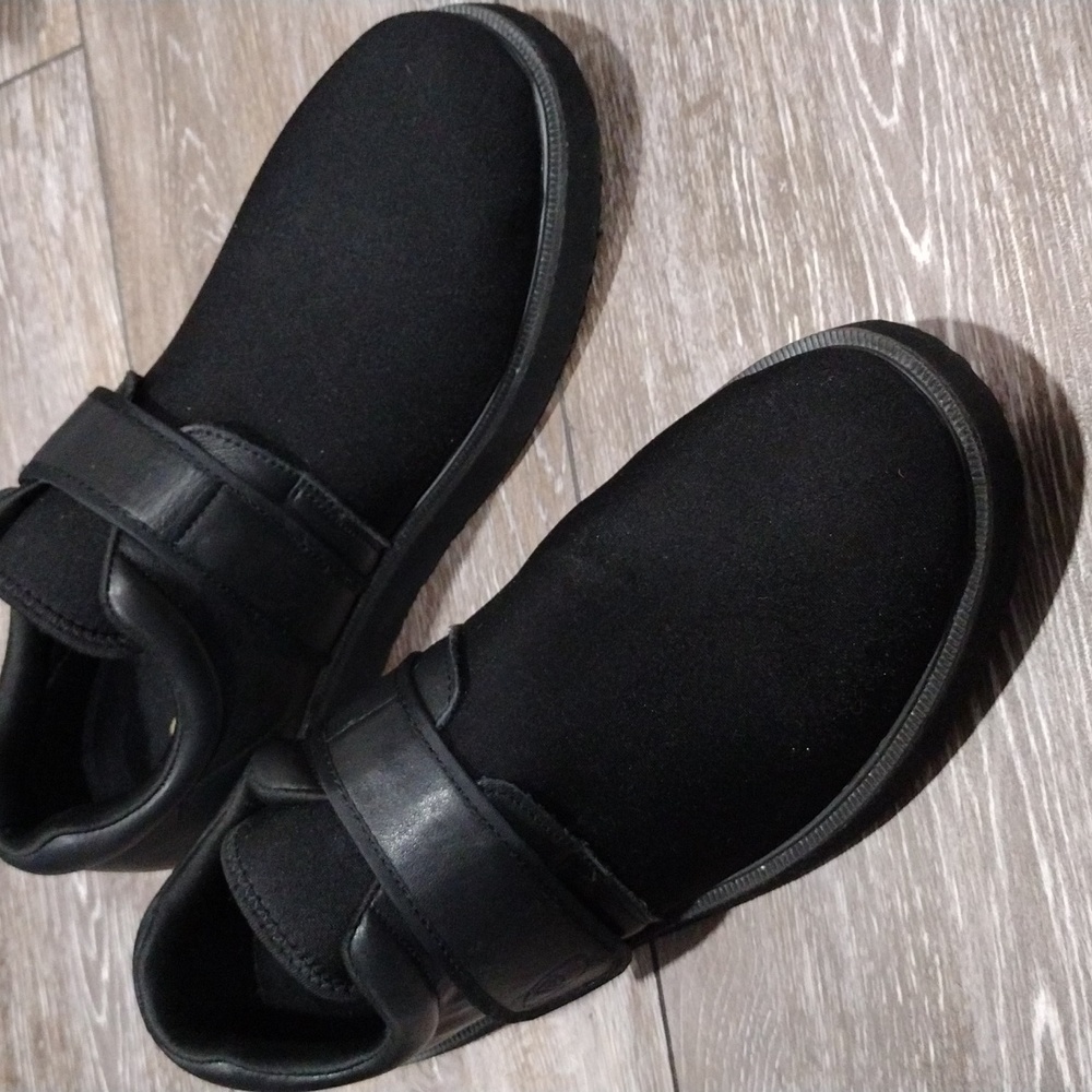 Propet black leather and elastic fabric secure fasten mens loafers. Size 11.5